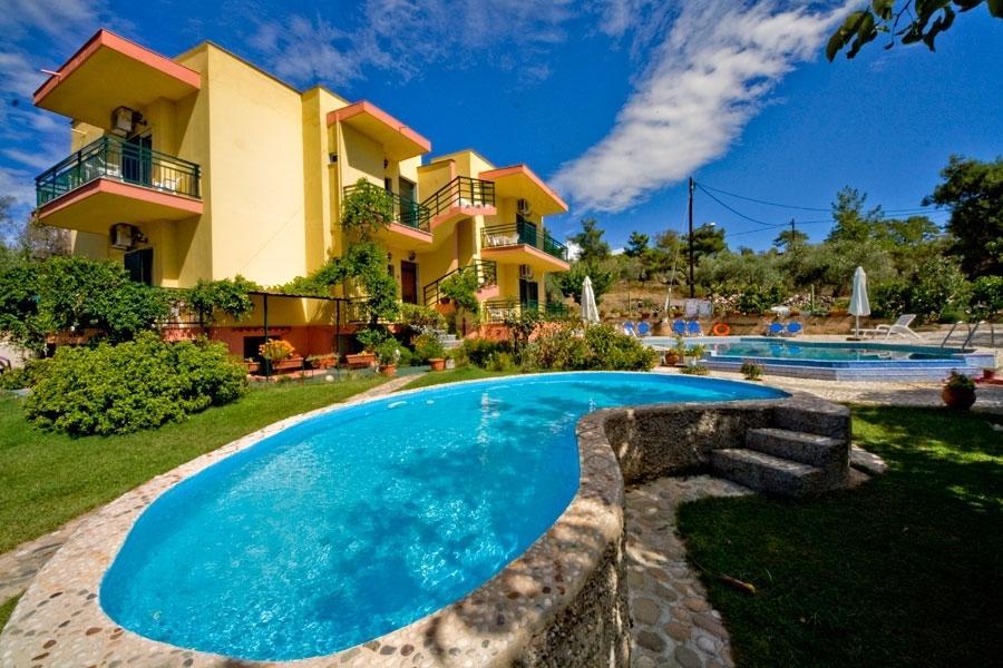Zako Apartments, piscina și grădina proprietății